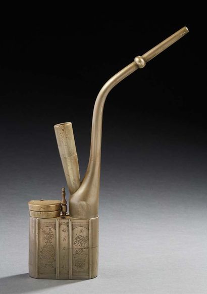 CHINE DU SUD, vers 1900 Pipe à eau en métal ciselé.
H. : 26 cm