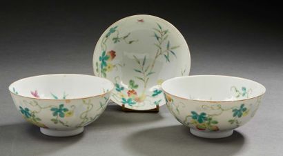 CHINE, fin XIXe siècle Trois bols en porcelaine polychrome à décor de fraisiers.
Marque...