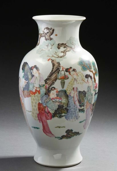 CHINE, Deuxième moitié du XXe siècle Vase balustre en porcelaine et émaux de la famille...