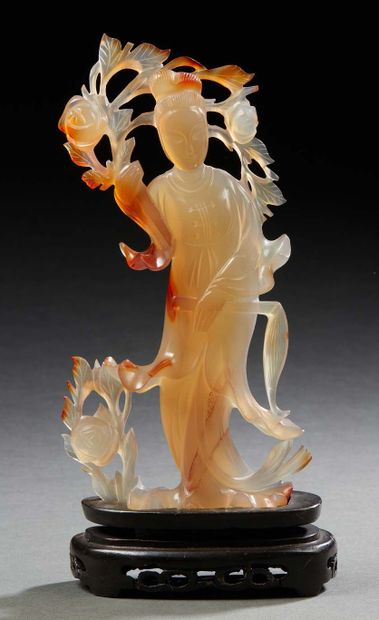 CHINE, vers 1920 Goddess of spring in cornelian agate, on a wooden base.
H. 15 c...