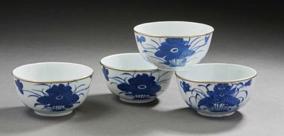 VIETNAM, Fin XIXe siècle Quatre bols en porcelaine cerclés de métal à décor en bleu...