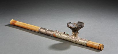 VIETNAM, vers 1900 Pipe à opium en os, la plaquette en métal argenté à décor incisé...