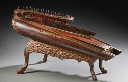 ASIE CENTRALE (?) Instrument de musique à corde de la famille des cithares sur table...