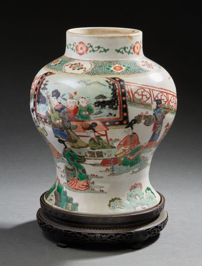 CHINE, Fin XIXe siècle Vase balustre à panse élargie en porcelaine et émaux de style...