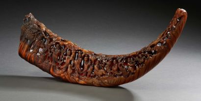 CHINE, XIXe siècle Corne de buffle de patine brun miel à décor sculpté et ajouré...