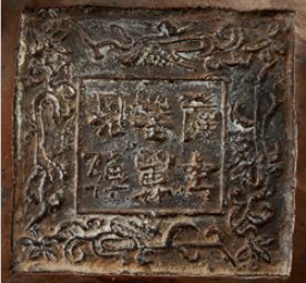 CHINE, XVIIIe siècle Brûle-parfum tripode en bronze de patine médaille, les anses...
