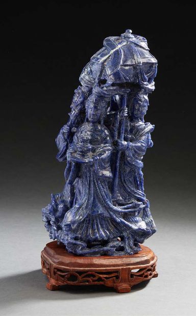 CHINE Groupe en sodalite sculpté de trois divinités féminines.
H. : 28 cm