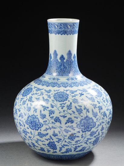 CHINE, XXe siècle Vase en porcelaine de forme
Tianqiuping, la panse à décor bleu...