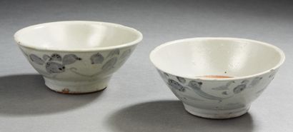 CHINE, XIXe siècle Paire de bols en porcelaine à décor en bleu sous couverte de rinceaux...