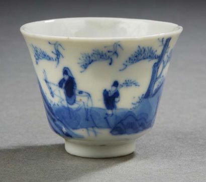 CHINE, XIXe siècle Deux sorbets en porcelaine bleu blanc à décor de personnages dans...