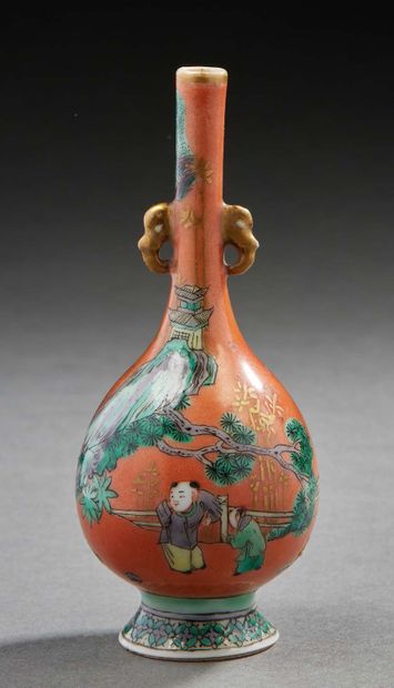 CHINE, XXe siècle Petit vase bouteille à long col sur piédouche en porcelaine de...