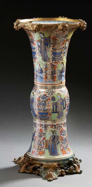 CHINE, XVIIIe siècle Grand vase cornet en porcelaine bleu sous couverte et « imari...