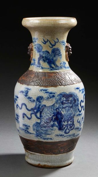 CHINE, XIXe siècle Vase balustre en porcelaine de Nankin craquelée céladon à décor...