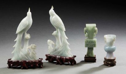 CHINE, vers 1900 Ensemble en jadéite comprenant un couple d'oiseaux, un vase gu quadrangulaire,...