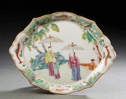 CHINE, XVIIIe et XXe siècle Deux porcelaines et émaux de la famille rose, une assiette...