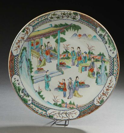 CHINE, Première moitié du XXe siècle Grand plat en porcelaine et émaux de style famille...