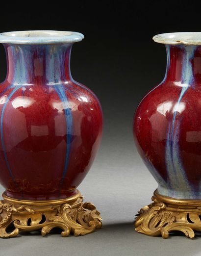 CHINE, Epoque Qianlong, XVIIIe siècle Deux vases formant pendants, à panse godronnée...
