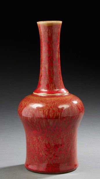CHINE XXe siècle Vase en porcelaine à long col en porcelaine à glaçure sang de boeuf.
marque...