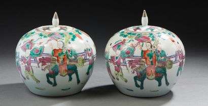 CHINE, vers 1900 Paire de pots à gingembre couverts en porcelaine émaillée polychrome...