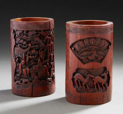 CHINE, XIXe siècle Deux bitong en bois sculpté et ajouré en médaillons de sages,...