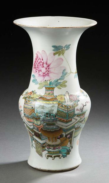 CHINE, fin XIXe siècle Vase Yen Yen en porcelaine à décor de vases archaïques et...