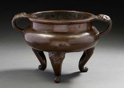 CHINE, XVIIIe siècle Brûle-parfum tripode en bronze de patine médaille, les anses...