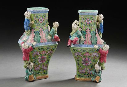 CHINE, Fin XIXe siècle Paire de vase en porcelaine et émaux de la famille rose sur...
