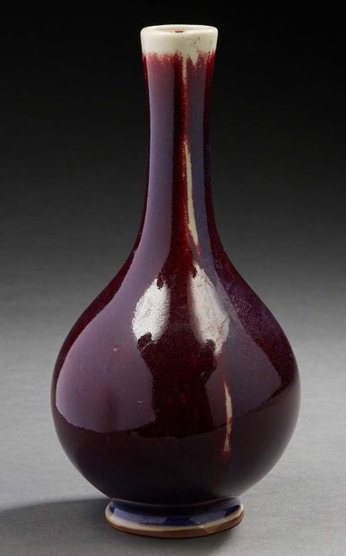 CHINE, Deuxième moitié XXe siècle Vase bouteille en porcelaine émaillée sang de boeuf.
H....