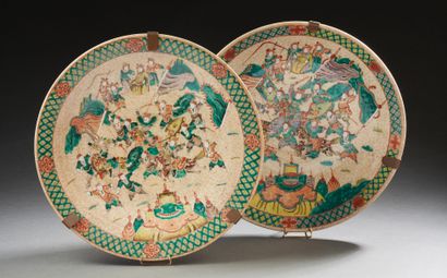 CHINE, vers 1900 Deux grands plats en grès de Nankin à décor polychrome de guerriers...