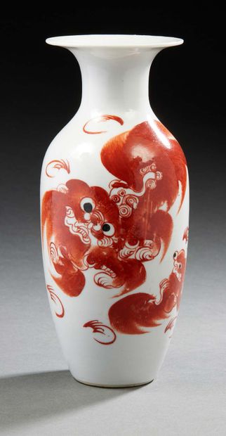 CHINE, vers 1900 Vase en porcelaine à décor de lions bouddhiques rouges.
H. : 16...