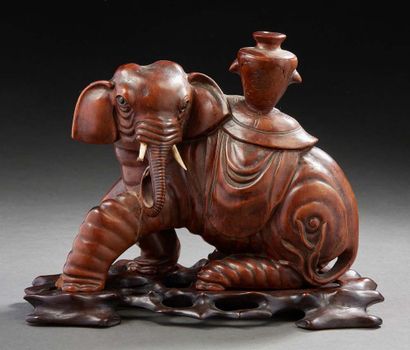 CHINE, vers 1900 Sculpture en bois représentant un éléphant supportant sur son dos...