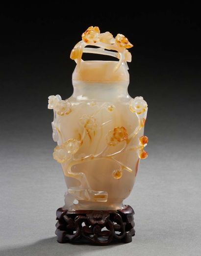 CHINE, vers 1920 Vase balustre couvert en agate à décor en relief finement sculpté...