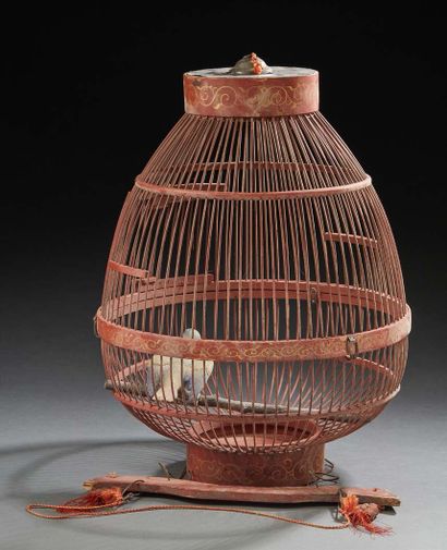 CHINE, Fin XIXe siècle Grande cage à oiseau en bois laqué présentant à l'intérieur...