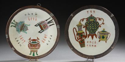 CHINE, vers 1900 Deux grands plats en grès de Nankin à décor polychrome sur fond...