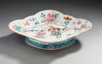 CHINE, période Tongzhi (1861-1875) Coupe polylobée en porcelaine et émaux de la famille...