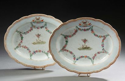 COMPAGNIE DES INDES, XVIIIe siècle Paire de grands plats de forme ovale polylobée...