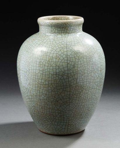 CHINE, XXe siècle Vase balustre à panse élargie en porcelaine à glaçure craquelée...