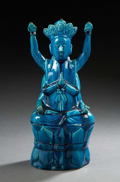 CHINE XXe siècle Guanyin en porcelaine émaillée bleu turquoise reposant sur un socle...