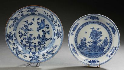 COMPAGNIE DES INDES, XVIIIe siècle Deux plats en porcelaine bleu et blanc à décor...