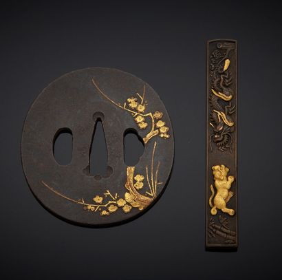 JAPON, XVIIIe et XIXe siècle Lot de deux objets, une tsuba mokko-gata en fer à décor...