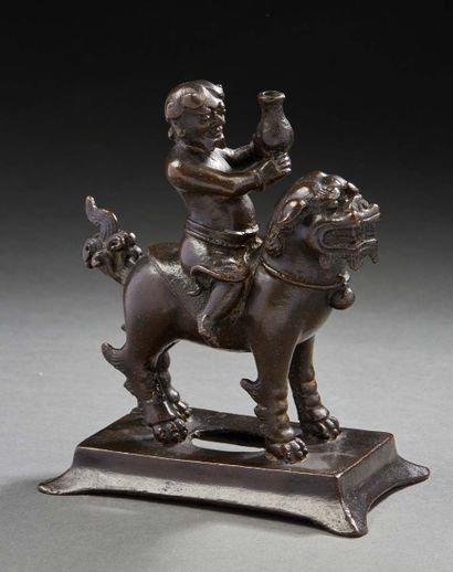 CHINE, XVIIIe siècle Sujet en bronze de patine brune figurant un immortel tenant...