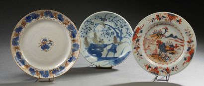 CHINE, XVIIIe et XIXe siècle Ensemble de trois assiettes en porcelaine diverse.
Diam...
