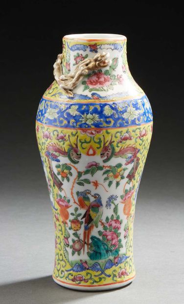 CHINE, première moitié XXe siècle Petit vase en porcelaine et émaux polychrome à...