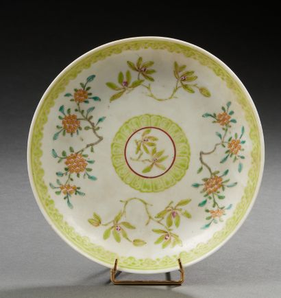 CHINE, XIXe siècle Assiette en porcelaine et émaux de la famille verte à décor de...