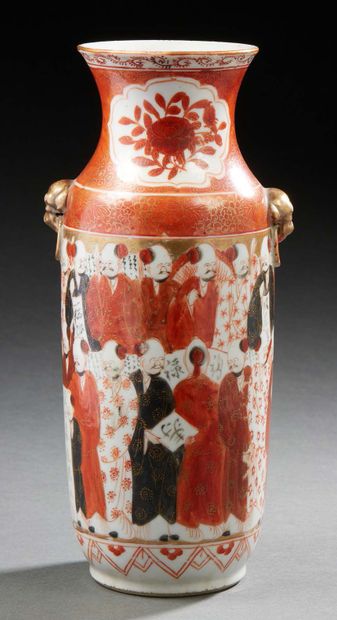 JAPON Kutani fin XIXe siècle Vase en porcelaine de forme balustre à décor en rouge...