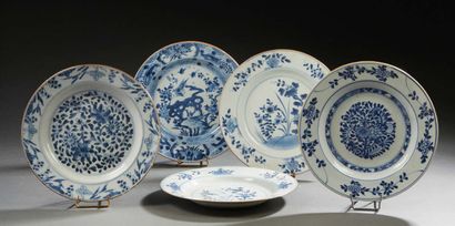 COMPAGNIE DES INDES, XVIIIe siècle Cinq assiettes en porcelaine bleu blanc à décor...