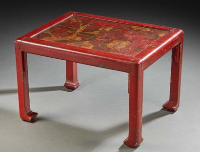 CHINE fin XIXe siècle Table en laque rouge, brun or reposant sur quatre pieds. 
Dim....