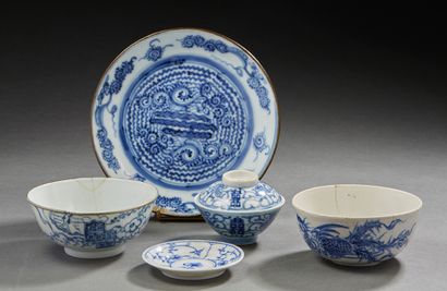 VIETNAM, XIXe siècle Ensemble comprenant cinq porcelaines bleu blanc à décor divers...