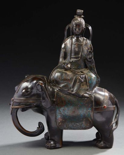 JAPON, vers 1920 Sujet en bronze et émaux champlevés représentant la divinité « fugen...
