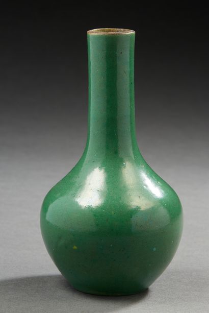 CHINE, XIXe siècle Petit vase “tianqiuping” en porcelaine monochrome verte.
H. :...